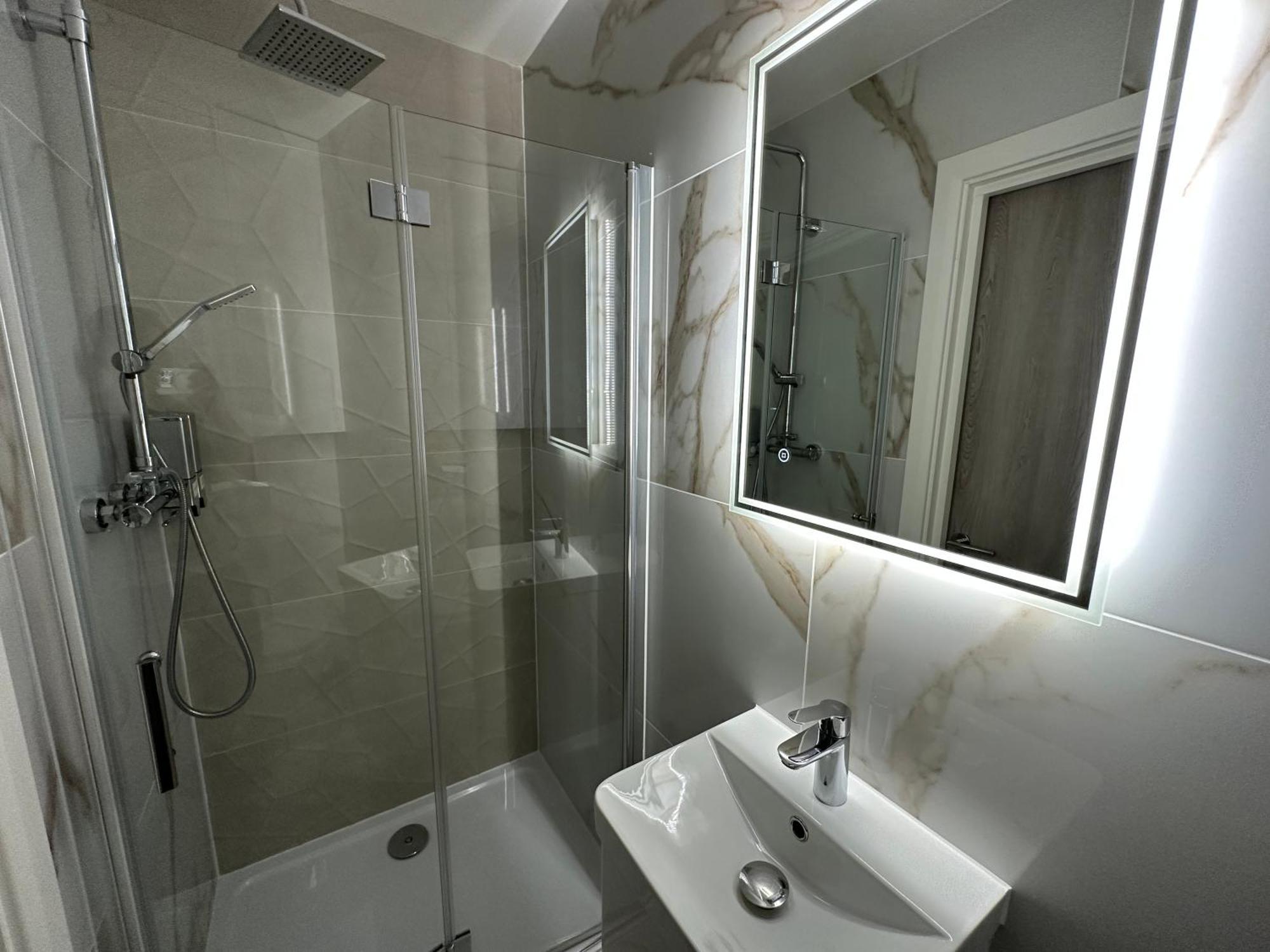 Luxury 2 Bedrooms - 2 Bathrooms - F5 *